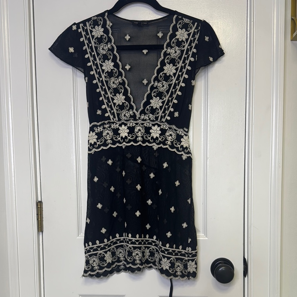 The Limited Vintage Y2K Black and White Sheath Mini Dress with V-Neck